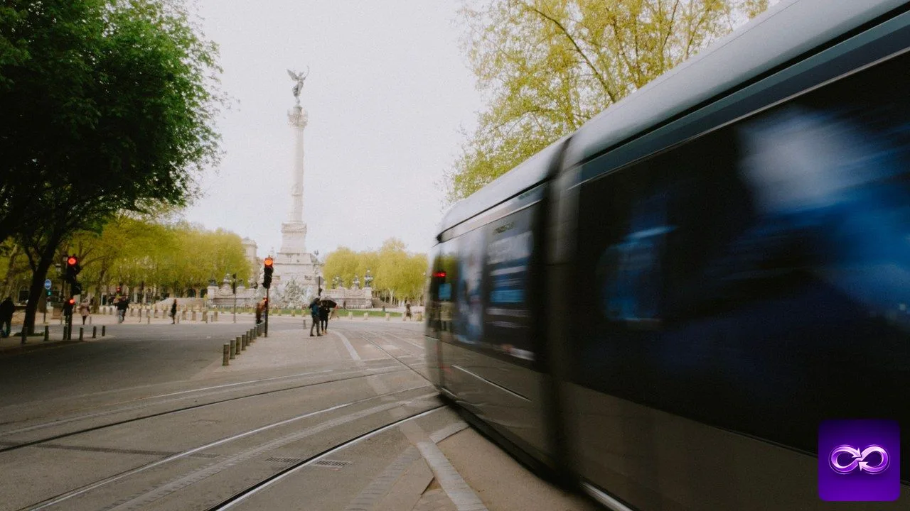 Agence SEO à Bordeaux illustrée par un tramway passant devant le monument des Girondins