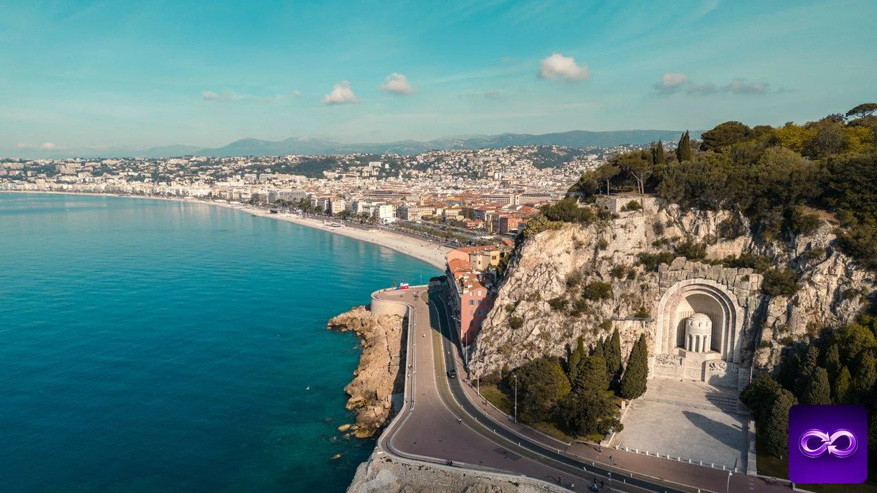 Agence SEO à Nice comparée au-dessus de la baie des Anges et du Rauba Capeù