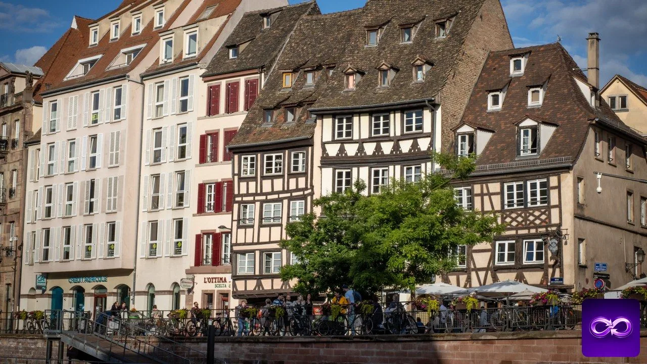 agence SEO à Strasbourg : maisons à colombages et terrasses au bord de l'Ill
