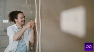 référencement électricien : un professionnel raccorde une prise murale
