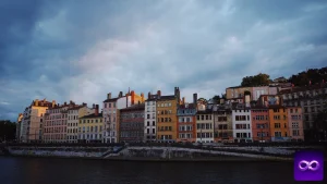 agence SEO à Lyon : façades colorées des quais de Saône sous un ciel d'orage