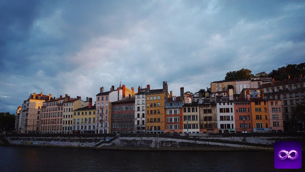agence SEO à Lyon : façades colorées des quais de Saône sous un ciel d'orage