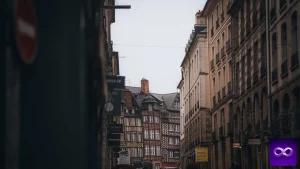 agence SEO à Rennes : façades à colombages du centre historique sous un ciel gris